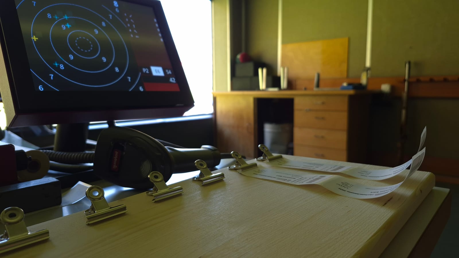 Standtisch im Schützenhaus Weesen: Polytronic-Monitor mit Trefferbild, Handscanner, Klammern und Standblatt-Etiketten vom Herbstschiessen